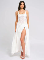 Robe maxi femme en coton léger, bretelles fines, fente haute pour un look élégant et décontracté.