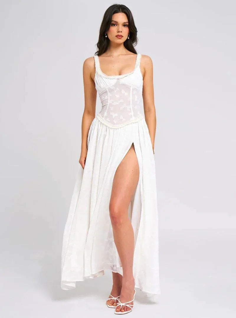 Robe maxi femme en coton léger, bretelles fines, fente haute pour un look élégant et décontracté.
