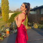 Robe maxi femme en tissu léger, décolleté croisé, dos nu, parfaite pour les événements estivaux.