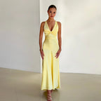 Robe maxi femme en tissu léger, avec décolleté croisé et dos nu, idéale pour les occasions estivales.