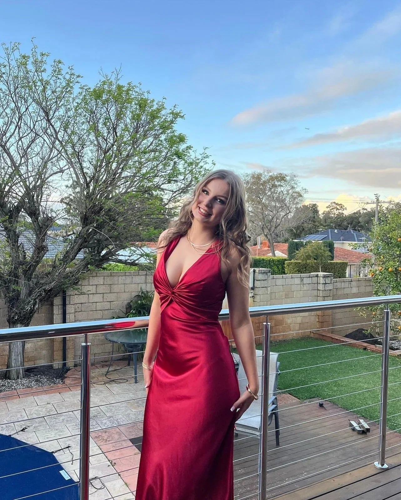 Robe maxi femme en tissu léger, décolleté croisé, dos nu, idéale pour une tenue estivale élégante et confortable.