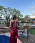 Robe maxi femme en tissu léger, avec décolleté croisé et dos nu, parfaite pour des occasions estivales.