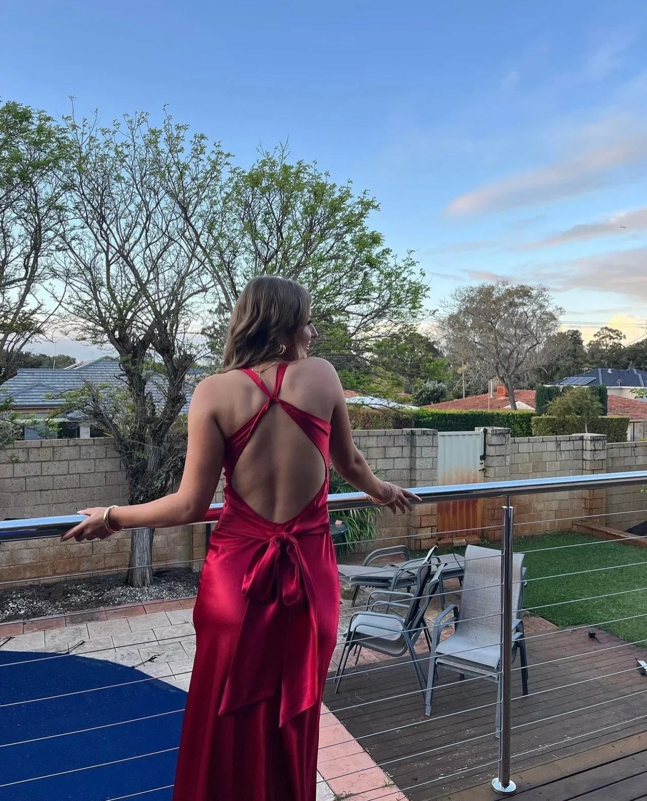 Robe maxi femme en tissu léger, avec décolleté croisé et dos nu, parfaite pour des occasions estivales.