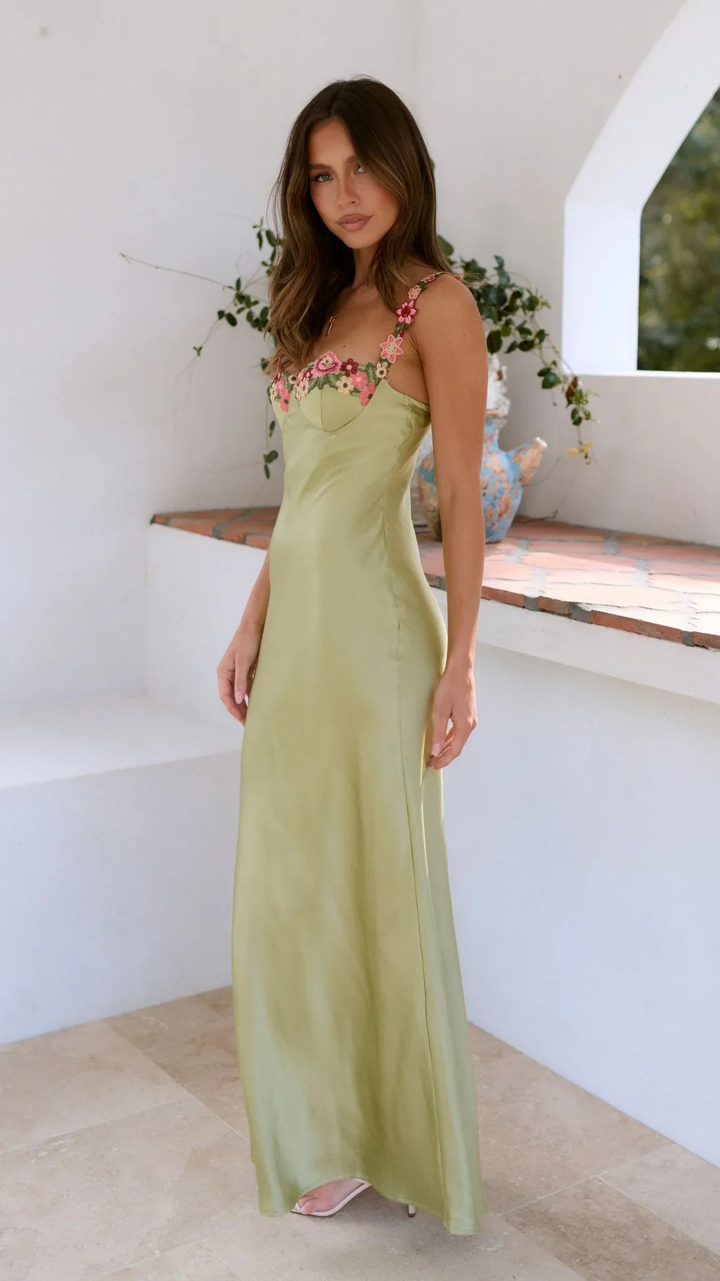Robe maxi en coton léger, à bretelles, avec motifs floraux sur fond vert clair. Idéale pour les journées d'été.