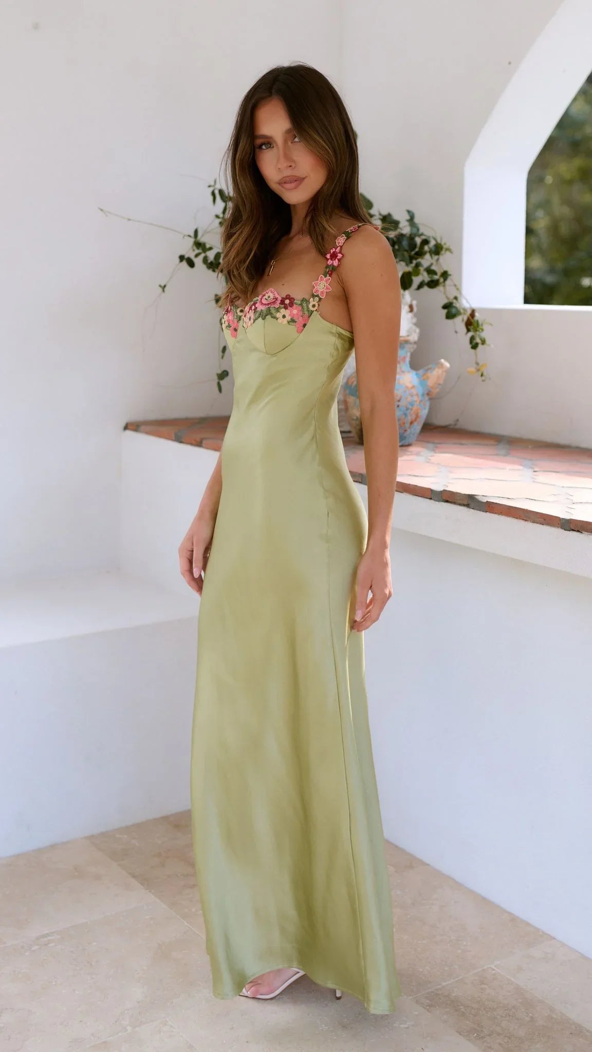 Robe maxi en coton léger, à bretelles, avec motifs floraux sur fond vert clair. Idéale pour les journées d'été.