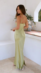 Robe maxi femme à bretelles, en coton doux, motifs floraux vert clair, coupe fluide, parfaite pour les journées ensoleillées.