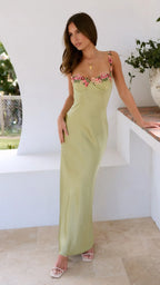 Robe maxi femme à bretelles avec motifs floraux, en coton léger, parfaite pour les journées ensoleillées.