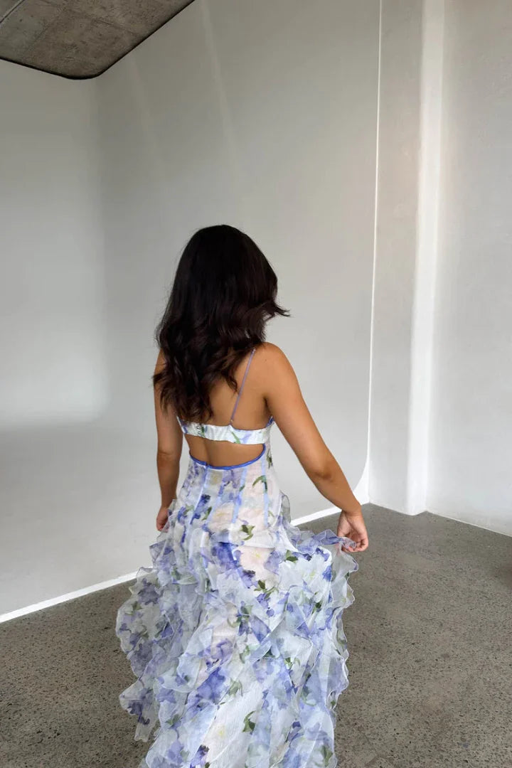 Robe maxi femme en tissu léger avec motifs floraux, bretelles fines et coupe fluide idéale pour les journées estivales.