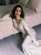 Robe maxi blanche à manches longues, coupe fluide avec motif floral, adaptée pour les invités de mariage.