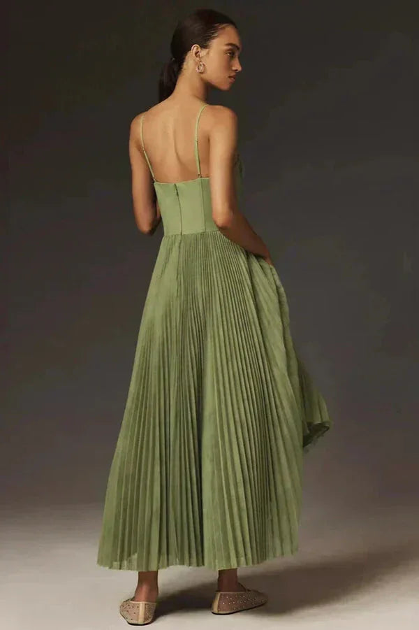 Robe maxi femme plissée à bretelles, en polyester vert olive, design fluide, idéal pour les occasions estivales.