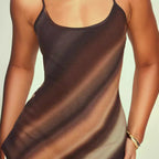 Robe longue femme en tissu fluide, bretelles fines, tons ombrés, idéale pour des occasions formelles ou décontractées.