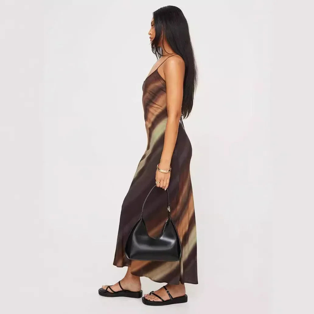 Robe longue femme aux tons ombrés, bretelles fines, en tissu fluide idéal pour les soirées d'été.