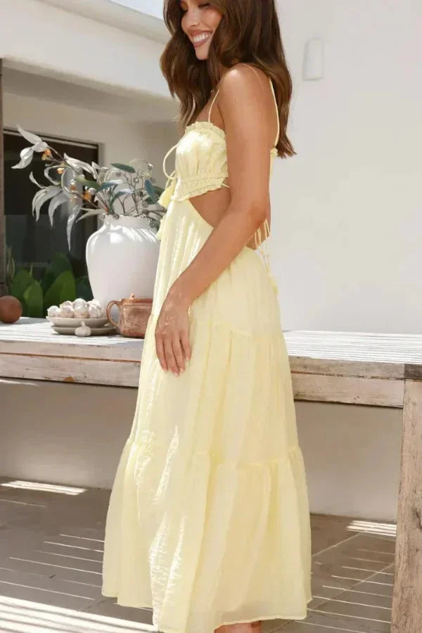 Robe longue femme légère avec volant, bretelles fines et dos nu, idéale pour l'été. Tissu fluide et confortable.