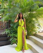 Robe longue fendue en tissu léger, col en V et découpes élégantes à la taille haute pour un look moderne et fluide.