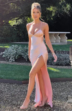 Robe longue en satin-look, col en V, fente élégante et bretelles fines pour un style chic et décontracté.