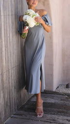 Robe longue fluide fendue, décolletée épaules nues, idéale pour soirées d'été. Tissu léger et confortable.