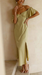 Robe longue fluide, épaule dénudée, fente sur le côté, parfaite pour les soirées d'été, en tissu léger et confortable.