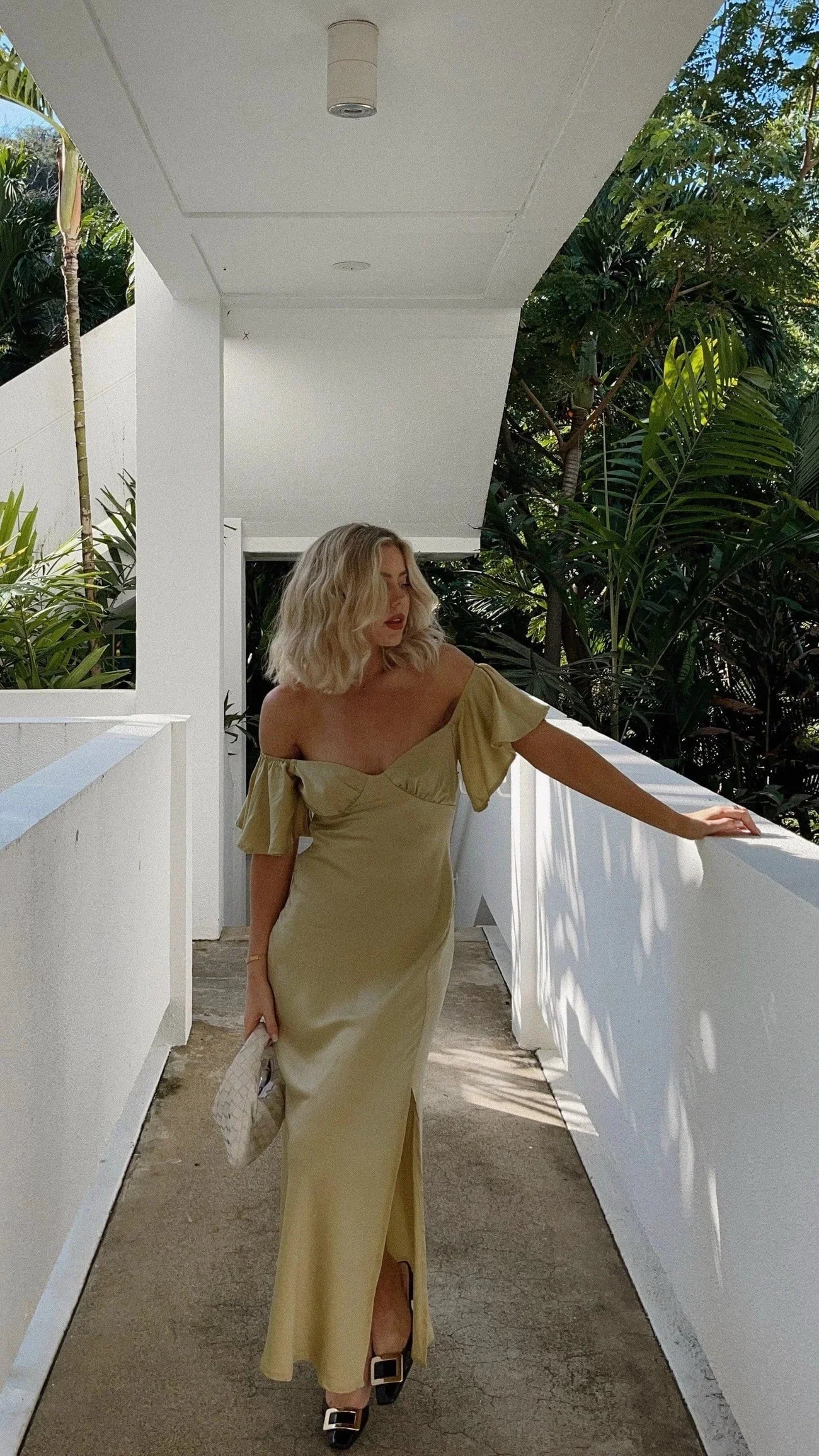 Robe longue fluide à épaule dénudée, fente élégante, idéale pour les soirées d'été. Conçue en tissu léger pour un confort…