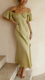 Robe longue fluide, fendue avec épaules dénudées, parfaite pour les soirées d'été. Tissu léger et élégant, silhouette féminine.