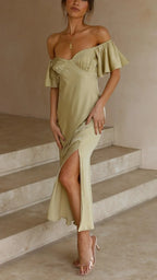 Robe longue fluide à fente, décolleté épaules dénudées, idéale pour des soirées estivales élégantes.