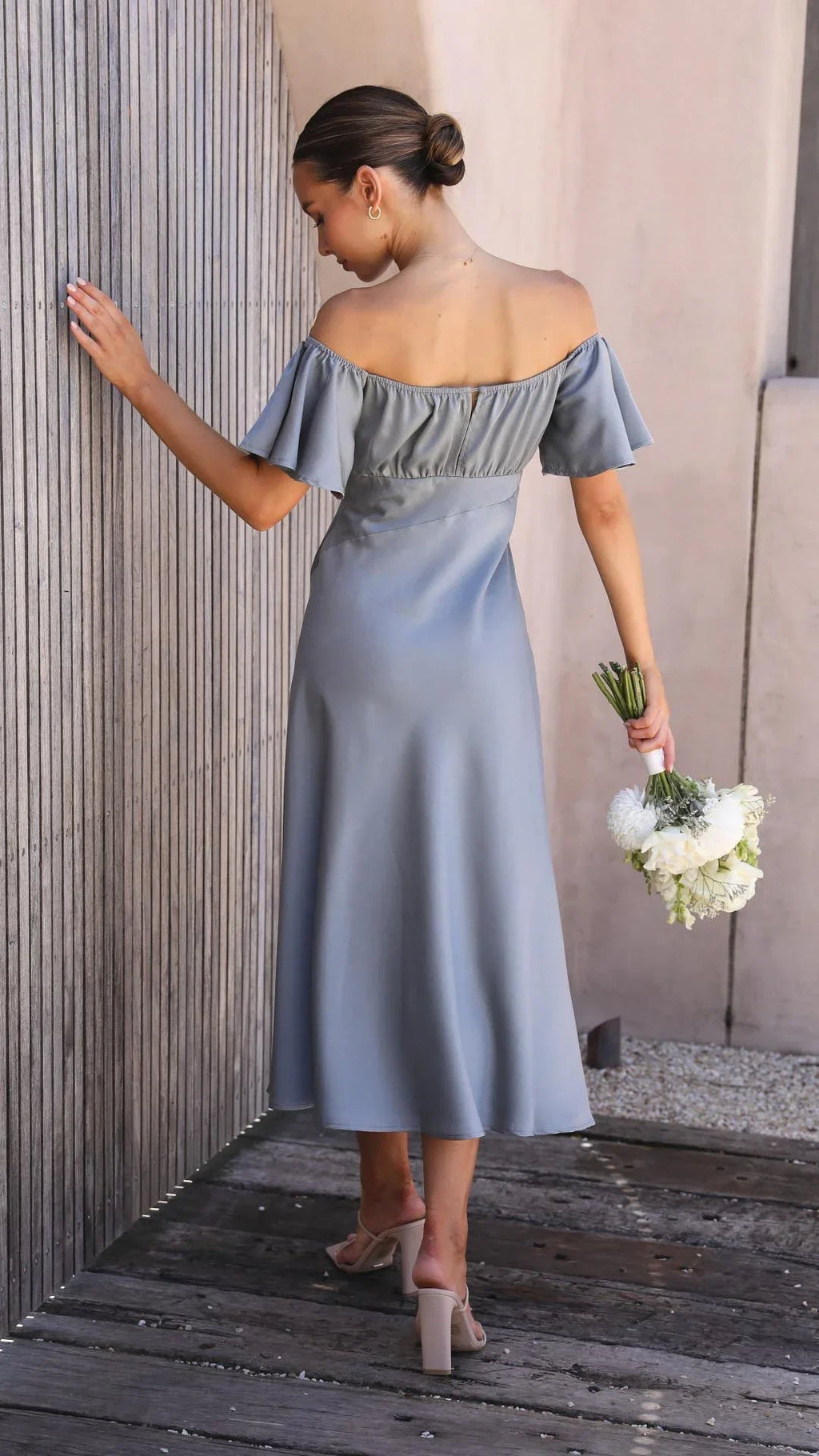 Alt text: Robe longue fluide avec fente, épaules dénudées, idéale pour les soirées d'été, en tissu léger et confortable.