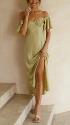 Robe longue fluide fendue avec épaules dénudées, parfaite pour les soirées d'été, en tissu léger et respirant.