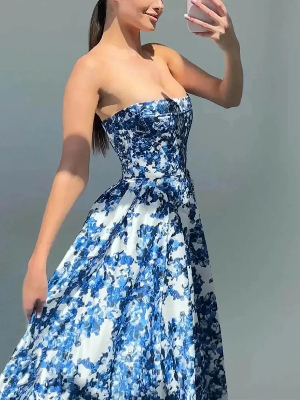 Robe longue fleurie bleue sans bretelles, en coton léger, avec imprimé floral, idéale pour les événements estivaux.