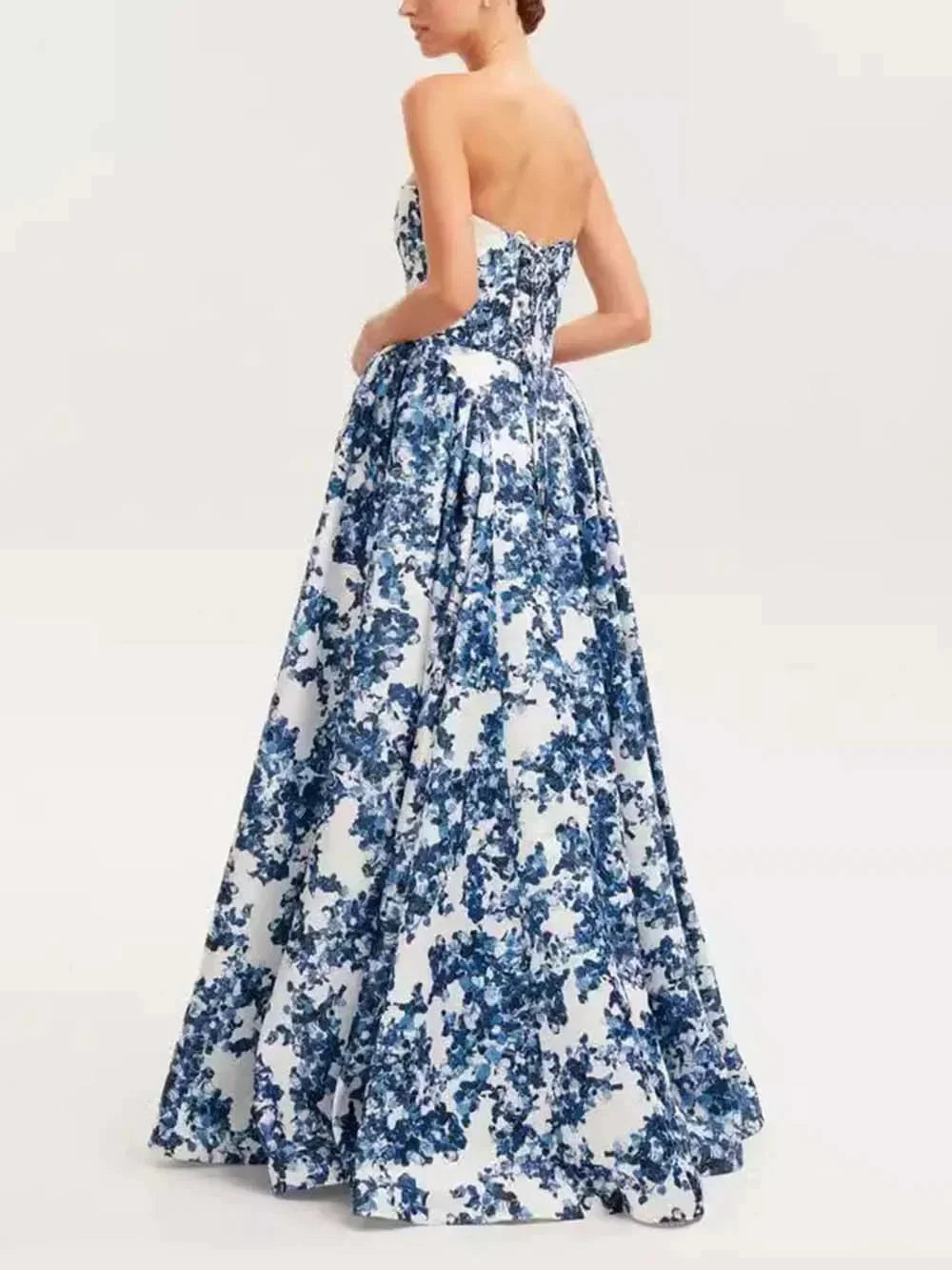 Robe longue sans bretelles bleue à fleurs, en coton léger, idéale pour les événements estivaux, avec un design fluide et…