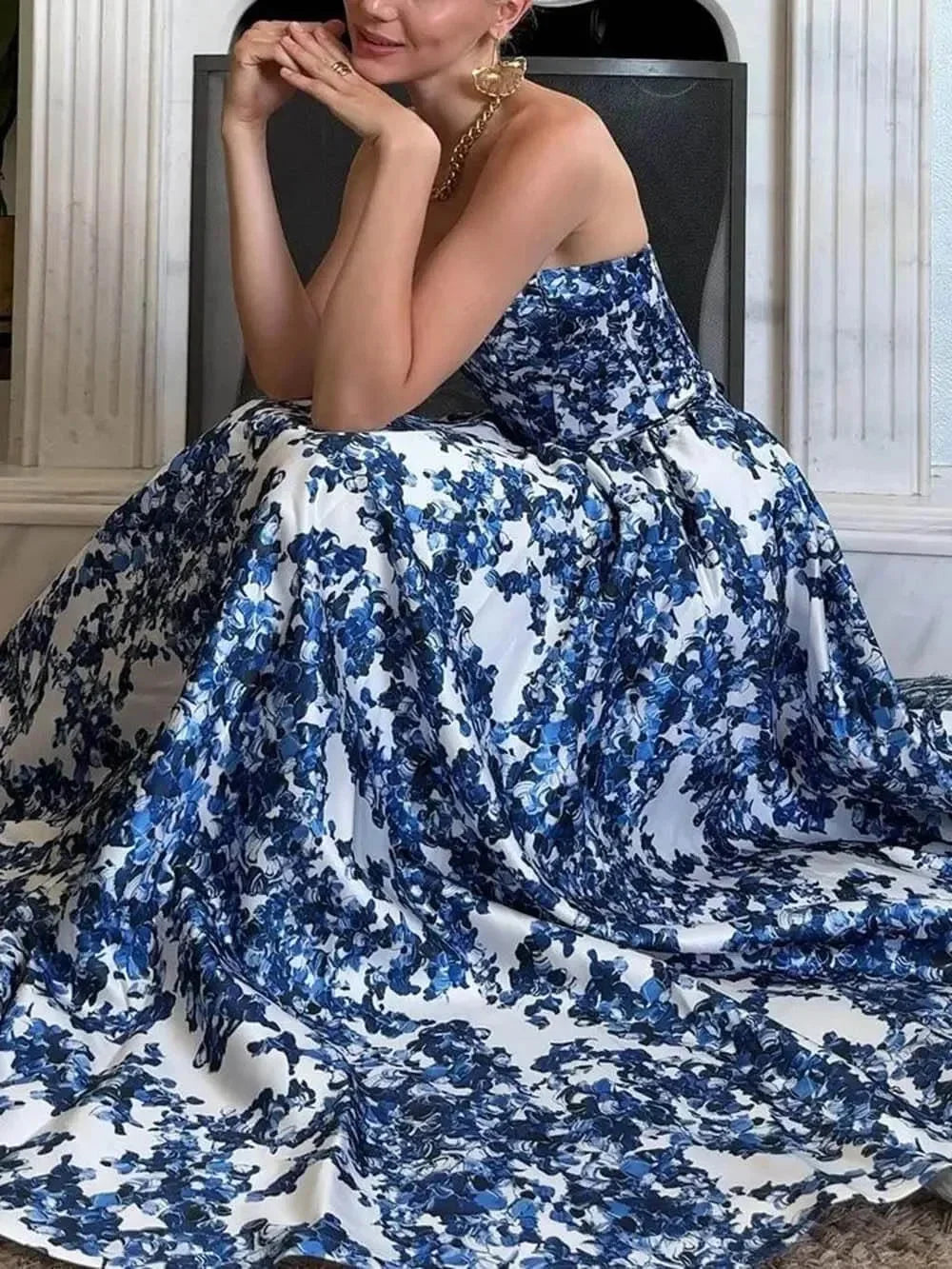 Robe longue bleu fleurie sans bretelles, légère en coton, idéale pour des événements estivaux et féminins.