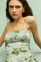 Robe longue fleurie en vert clair, avec bretelles fines et tissu léger parfait pour l'été, motif floral délicat.