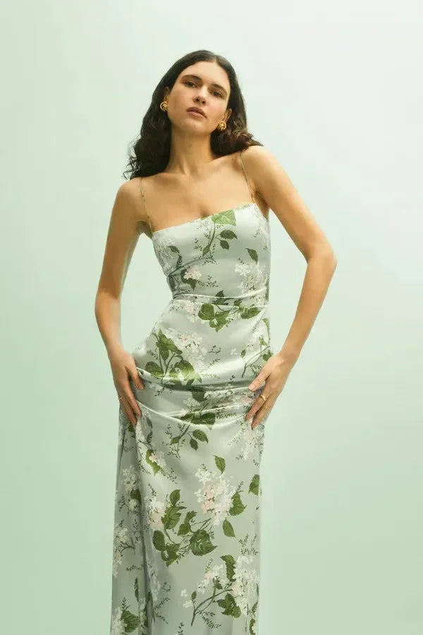 Robe longue fleurie à bretelles fines, en tissu léger vert clair, idéale pour l'été avec un motif floral délicat.