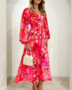 Robe longue fleurie à manches longues, col en V, en tissu fluide, avec taille cintrée, idéale pour un mariage au printemps.