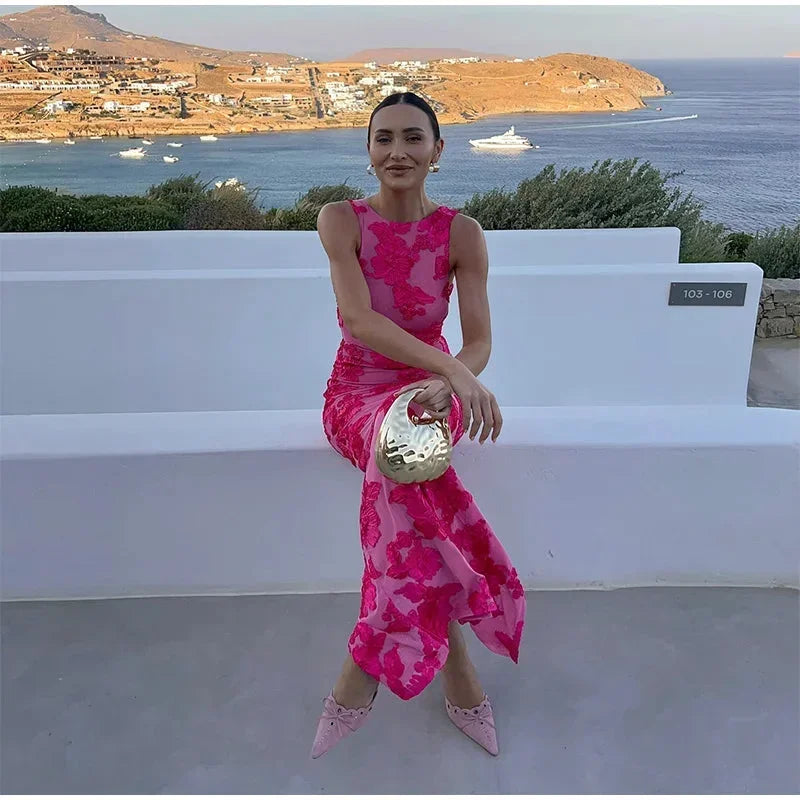 Robe longue fleurie rose sans manches en coton léger, parfaite pour des événements soirées avec un design élégant et fluide.