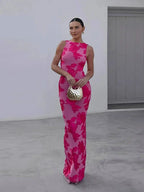 Robe longue fleurie rose sans manches en tissu léger, avec un design floral élégant, idéale pour les soirées estivales.