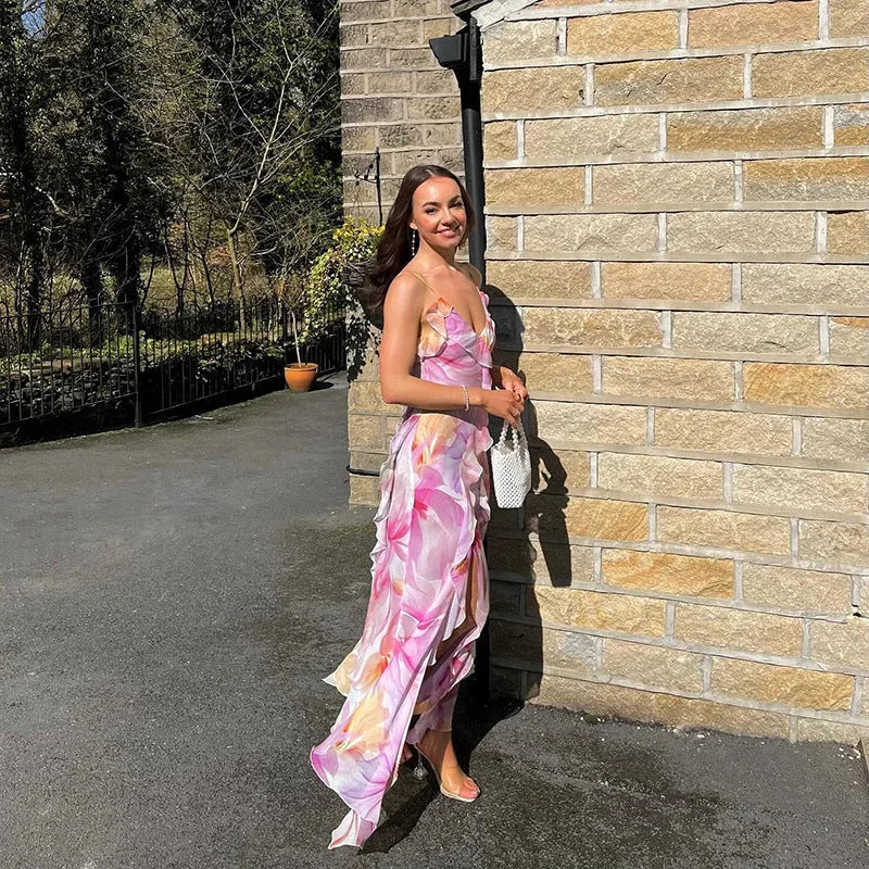 Robe longue fleurie rose sans manches avec volants, en coton léger, idéale pour l'été et les journées ensoleillées.