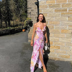 Robe longue fleurie rose sans manches avec volants légers, en tissu fluide pour un look estival confortable et élégant.