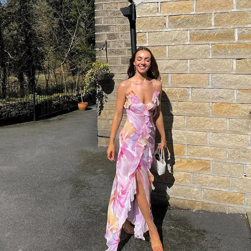 Robe longue fleurie rose sans manches avec volants légers, en tissu fluide pour un look estival confortable et élégant.