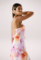 Robe longue fleurie rose sans manches avec volants, en tissu léger parfait pour les journées d'été. Diseño estival et…