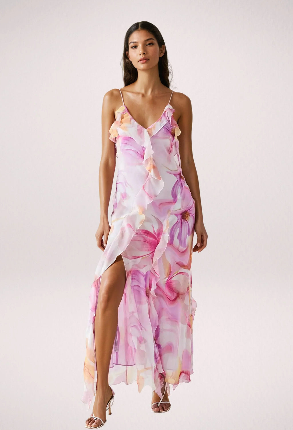 Robe longue fleurie rose sans manches avec volants, en tissu léger et respirant, idéale pour les journées d'été.