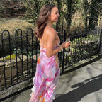 Robe longue fleurie rose sans manches avec volants, en coton léger, idéale pour l'été et un look décontracté.