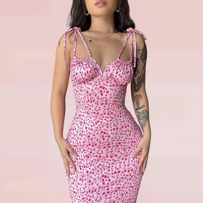 Robe longue fleurie sans manches avec bretelles ajustables, en coton léger, idéale pour une tenue d'été décontractée.