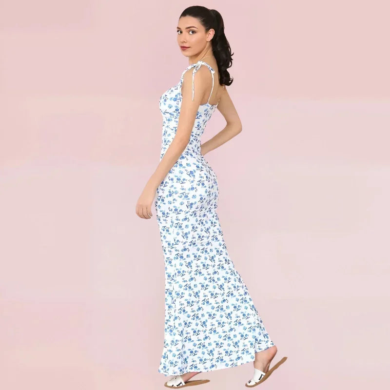 Robe longue fleurie sans manches, en coton léger, avec bretelles ajustables pour un ajustement personnalisé en été.