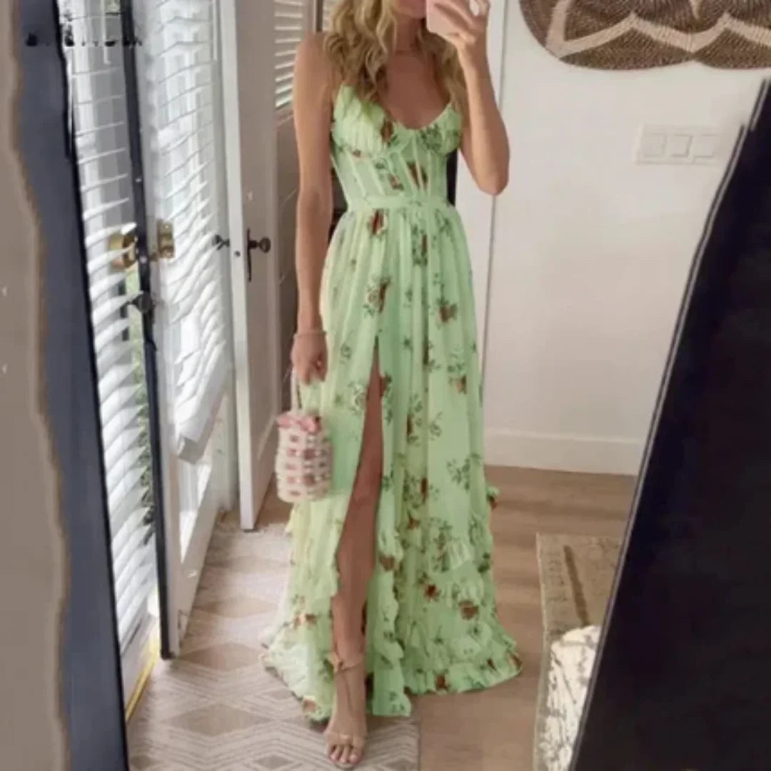 Robe longue fleurie sans manches, fendue sur le côté, en tissu léger, idéale pour l'été avec décolleté élégant.