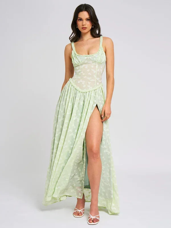 Robe longue verte à fleurs, fendue sur le côté, avec un corset ajusté, idéale pour les soirées d'été. Matière légère et fluide.