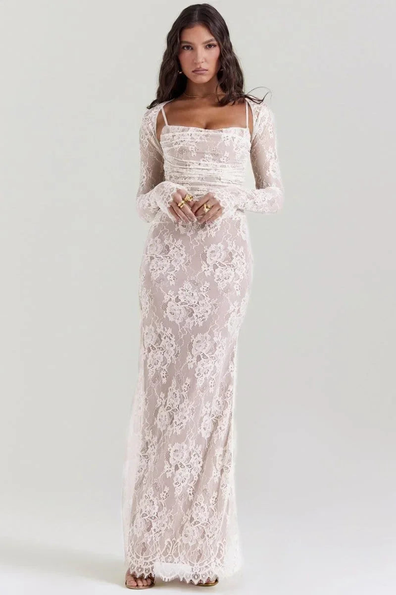 Robe longue à fleurs en dentelle, manches longues avec détails raffinés sur les épaules, idéale pour les cérémonies et soirées.