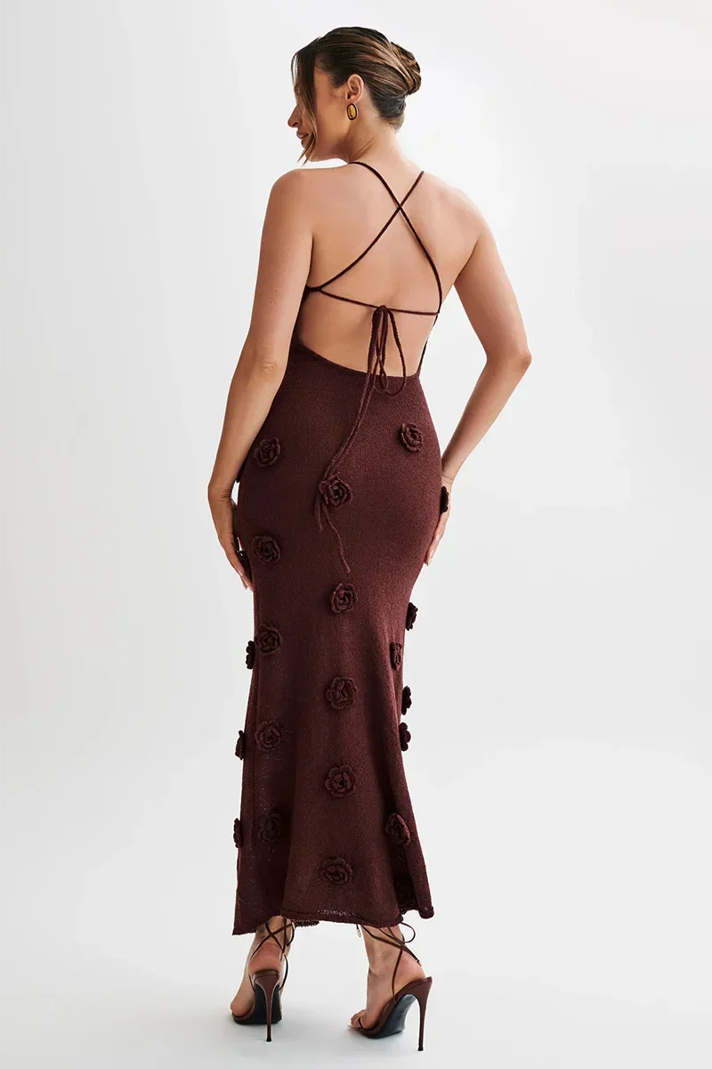 Robe longue à fleurs en dentelle scintillante, avec bretelles fines, idéale pour les soirées d'été.