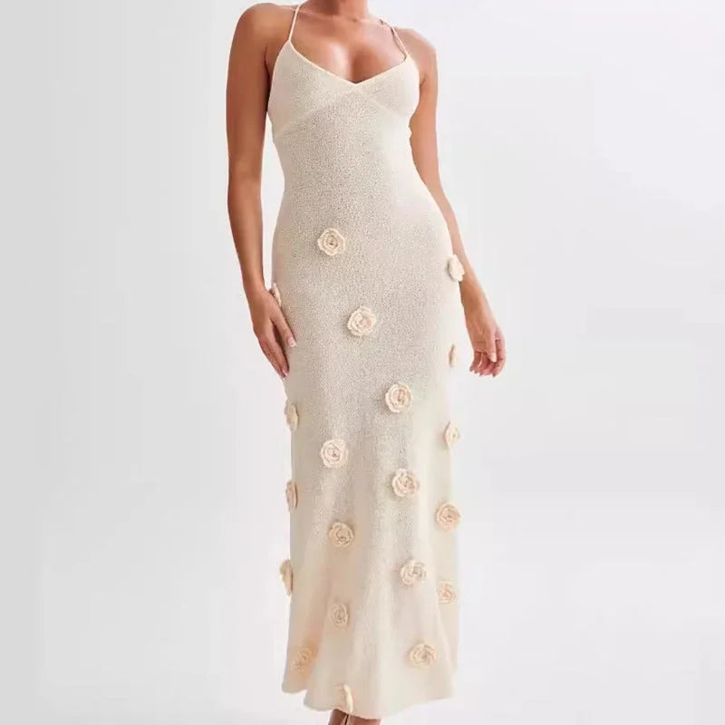 Robe longue à fleurs avec dentelle scintillante, bretelles fines et design estival, parfaite pour les soirées.
