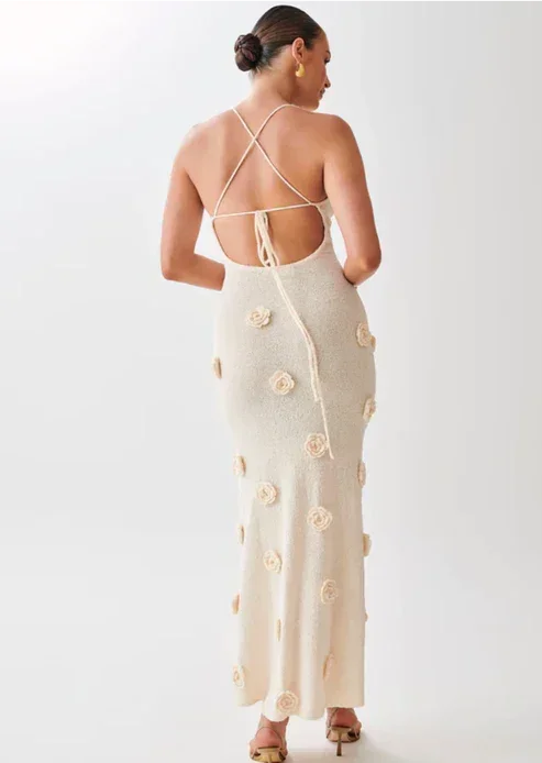 Robe longue à fleurs en dentelle scintillante, avec bretelles fines, idéale pour une soirée d'été, légère et élégante.