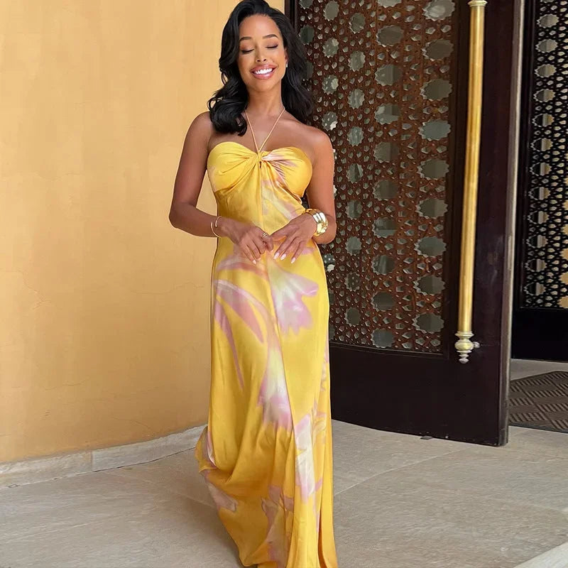 Robe longue sans bretelles à fleurs jaunes, en tissu léger, idéale pour un look estival décontracté.