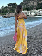 Robe longue à fleurs jaunes sans bretelles en coton léger, idéale pour les journées d'été décontractées.